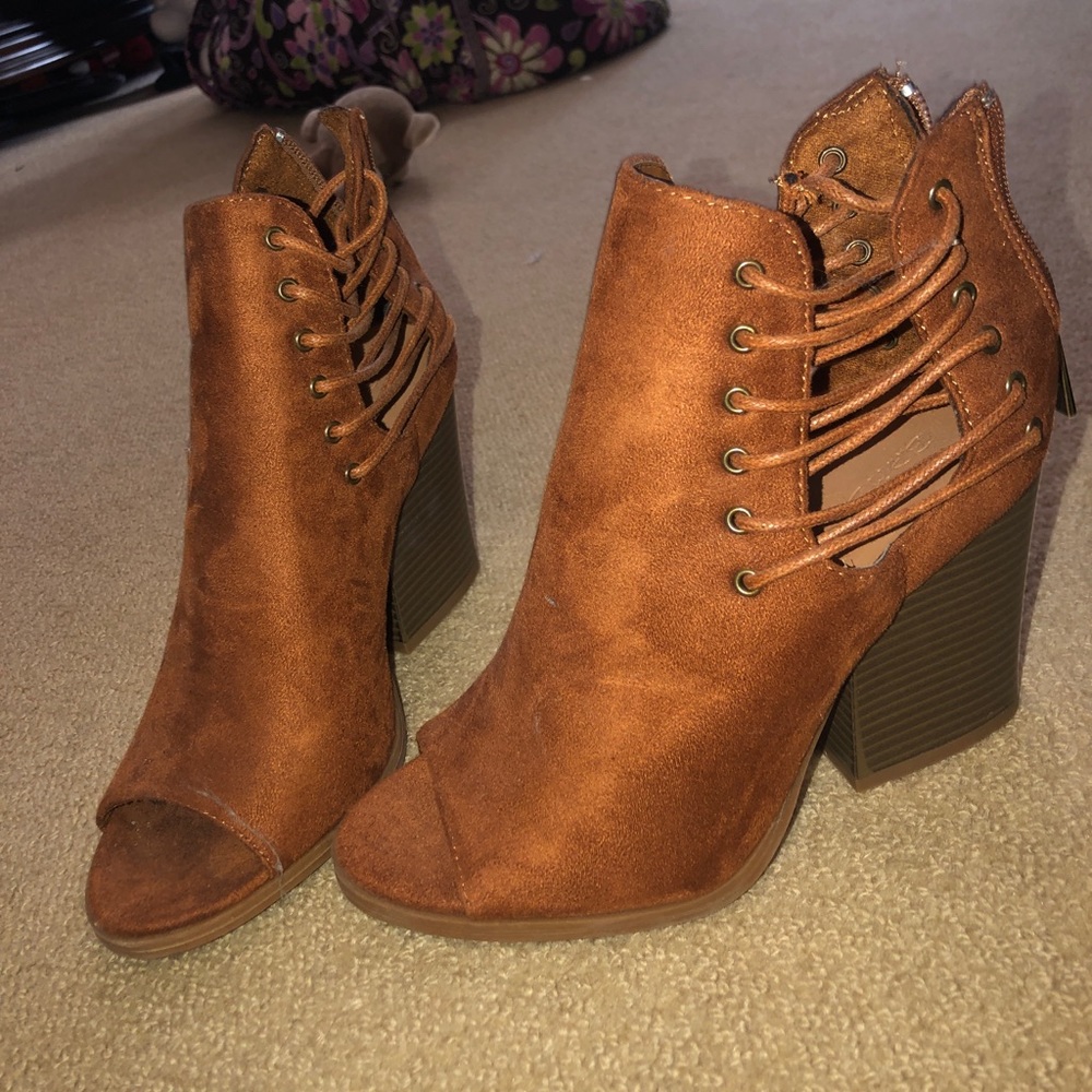 Only worn once size 8 brown booties